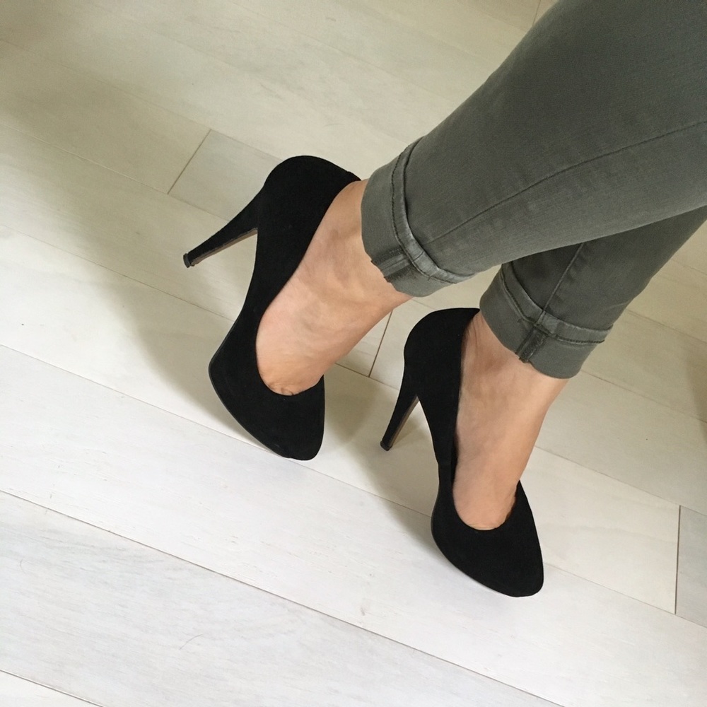 [Aldo] Black Velvet Heels - Picture 2 of 6
